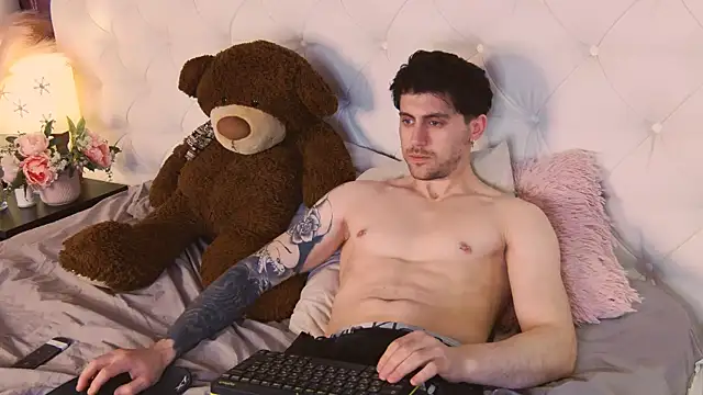 Snapshot of Oscar_Miller_ chatting on 03-20-26, 09:41 Oscar Miller online show from 03-20-26, 09:41