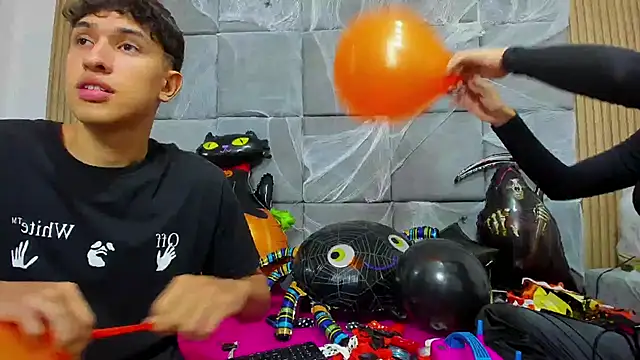 Snapshot of ChanellandMax chatting on 10-22-25, 01:11 ChanellandMax online show from 10-22-25, 01:11