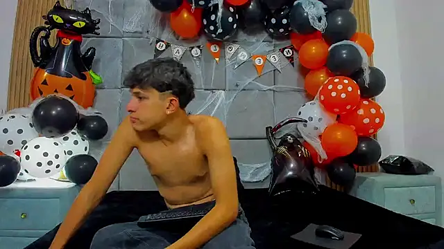 Snapshot of ChanellandMax chatting on 10-30-25, 01:12 ChanellandMax online show from 10-30-25, 01:12