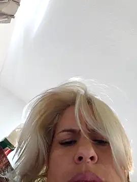 Snapshot of toomuchofafreak chatting on 09-09-25, 04:28 toomuchofafreak online show from 09-09-25, 04:28