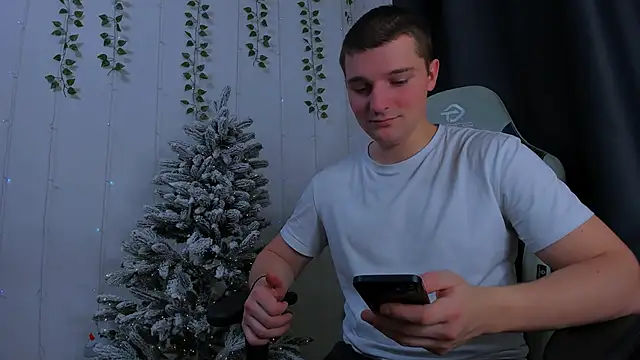 Snapshot of Your_Claddagh chatting on 12-20-25, 05:42 Your Claddagh online show from 12-20-25, 05:42