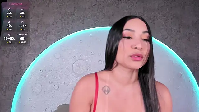 Snapshot of ReinaChloe chatting on 10-11-25, 05:11 ReinaChloe online show from 10-11-25, 05:11