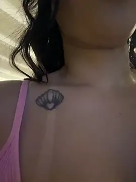 ReinaChloe online show from 10-23-25, 04:06