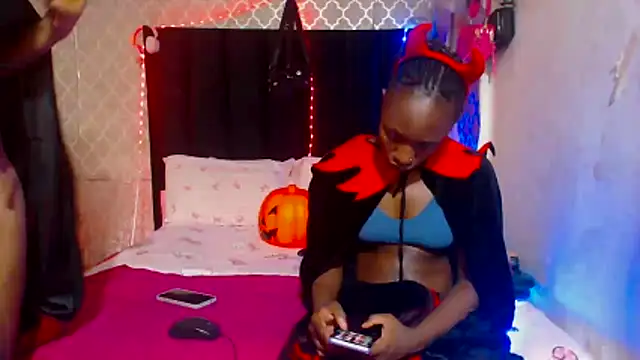 LonelyQueenxx25 online show from 10-31-25, 07:26