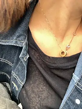 Snapshot of feifei_521 chatting on 09-09-25, 02:33 feifei 521 online show from 09-09-25, 02:33