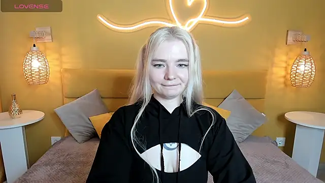 Snapshot of RuthBryant chatting on 09-14-25, 04:33 RuthBryant online show from 09-14-25, 04:33