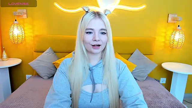 Snapshot of RuthBryant chatting on 10-17-25, 08:28 RuthBryant online show from 10-17-25, 08:28