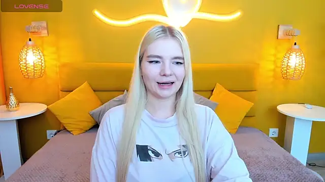 Snapshot of RuthBryant chatting on 10-18-25, 12:57 RuthBryant online show from 10-18-25, 12:57