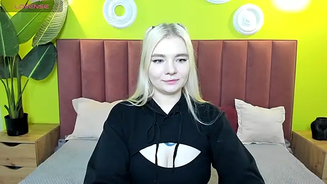 Snapshot of RuthBryant chatting on 10-20-25, 01:06 RuthBryant online show from 10-20-25, 01:06