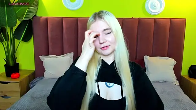 Snapshot of RuthBryant chatting on 11-12-25, 12:44 RuthBryant online show from 11-12-25, 12:44