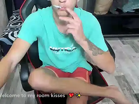 Snapshot of HugeDickFuck chatting on 10-28-25, 09:17 HugeDickFuck online show from 10-28-25, 09:17