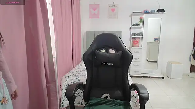 Snapshot of violetta_blackk chatting on 02-26-26, 04:17 violetta blackk online show from 02-26-26, 04:17