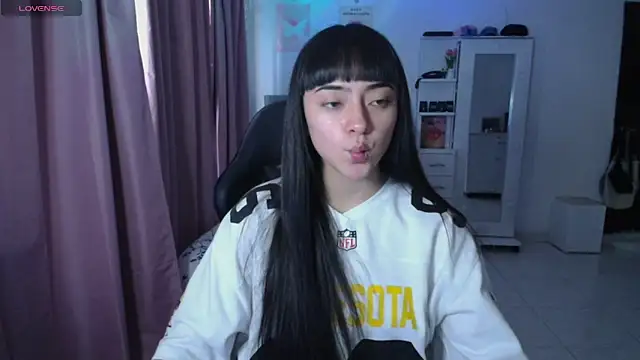 Snapshot of violetta_blackk chatting on 02-27-26, 04:18 violetta blackk online show from 02-27-26, 04:18