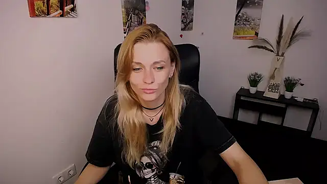 Snapshot of PeppyMia chatting on 09-17-25, 07:21 PeppyMia online show from 09-17-25, 07:21