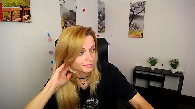 Snapshot of PeppyMia chatting on 10-16-25, 10:38 PeppyMia online show from 10-16-25, 10:38