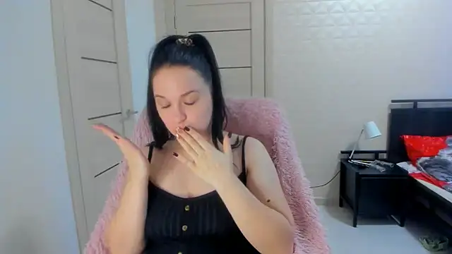 Snapshot of VoxxAura chatting on 12-17-25, 12:55 VoxxAura online show from 12-17-25, 12:55