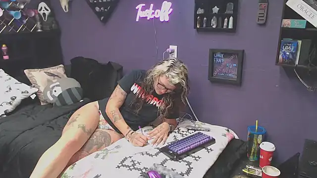 Snapshot of oddywithabody chatting on 10-24-25, 05:26 oddywithabody online show from 10-24-25, 05:26