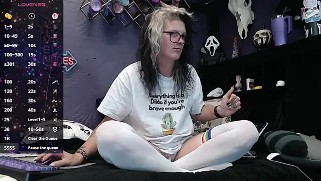 Snapshot of oddywithabody chatting on 11-10-25, 04:55 oddywithabody online show from 11-10-25, 04:55