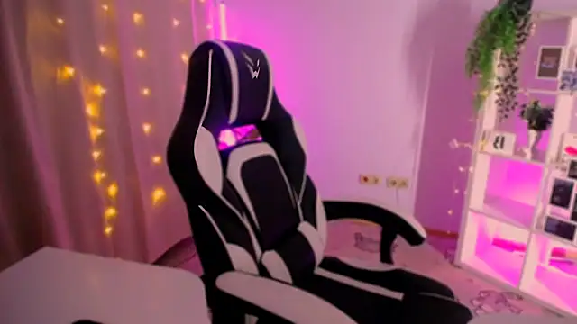 Snapshot of BagiraBella chatting on 11-03-25, 01:19 BagiraBella online show from 11-03-25, 01:19