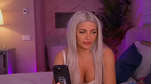 Snapshot of ElsaSinn chatting on 09-15-25, 03:39 ElsaSinn online show from 09-15-25, 03:39