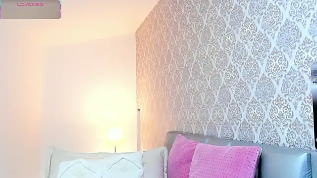 BellaNixs online show from 12-20-25, 03:35