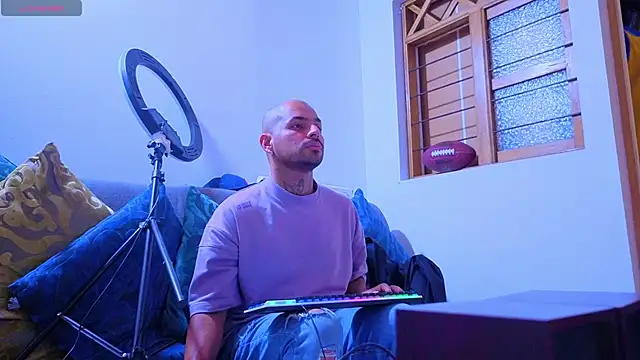 Snapshot of tomas_smith1 chatting on 10-22-25, 12:22 tomas smith1 online show from 10-22-25, 12:22