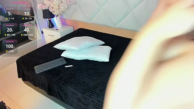 Snapshot of veronica_hill_ chatting on 12-03-25, 03:03 veronica hill online show from 12-03-25, 03:03