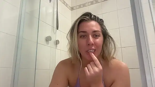 Snapshot of louiseberkeley chatting on 12-17-25, 01:55 louiseberkeley online show from 12-17-25, 01:55