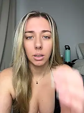 Snapshot of louiseberkeley chatting on 05-18-26, 01:56 louiseberkeley online show from 05-18-26, 01:56