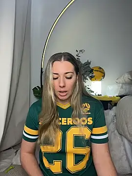 Snapshot of louiseberkeley chatting on 06-17-26, 02:36 louiseberkeley online show from 06-17-26, 02:36