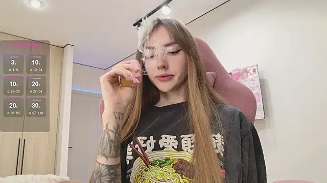 Snapshot of Lunainnk chatting on 09-22-25, 12:23 Lunainnk online show from 09-22-25, 12:23