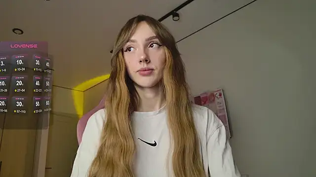 Snapshot of Lunainnk chatting on 10-11-25, 09:57 Lunainnk online show from 10-11-25, 09:57