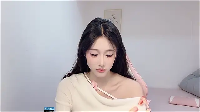 Snapshot of R_R6 chatting on 10-06-25, 01:52 R R6 online show from 10-06-25, 01:52