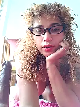 Snapshot of Vikyvoyeur chatting on 11-17-25, 07:52 Vikyvoyeur online show from 11-17-25, 07:52