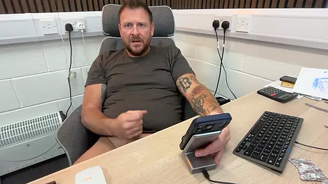 Snapshot of bilf1978 chatting on 05-15-26, 08:32 bilf1978 online show from 05-15-26, 08:32