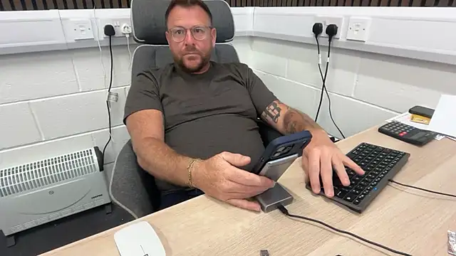 Snapshot of bilf1978 chatting on 06-02-26, 06:04 bilf1978 online show from 06-02-26, 06:04