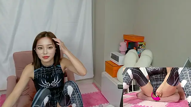 Snapshot of maimai0720 chatting on 10-30-25, 11:00 maimai0720 online show from 10-30-25, 11:00