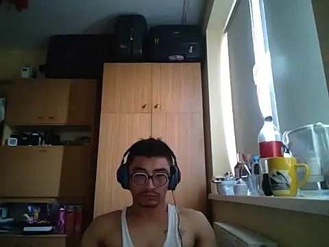 Snapshot of Lokomo32 chatting on 05-17-26, 04:43 Lokomo32 online show from 05-17-26, 04:43