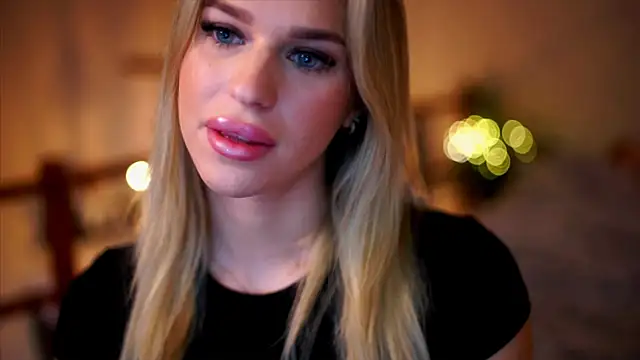 Snapshot of Emilyvanroessel chatting on 10-01-25, 11:38 Emilyvanroessel online show from 10-01-25, 11:38