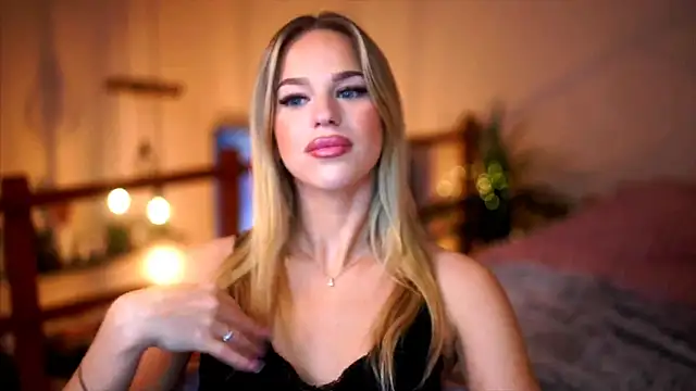 Snapshot of Emilyvanroessel chatting on 11-06-25, 05:14 Emilyvanroessel online show from 11-06-25, 05:14