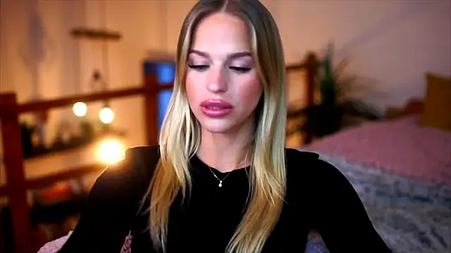 Snapshot of Emilyvanroessel chatting on 11-19-25, 05:35 Emilyvanroessel online show from 11-19-25, 05:35