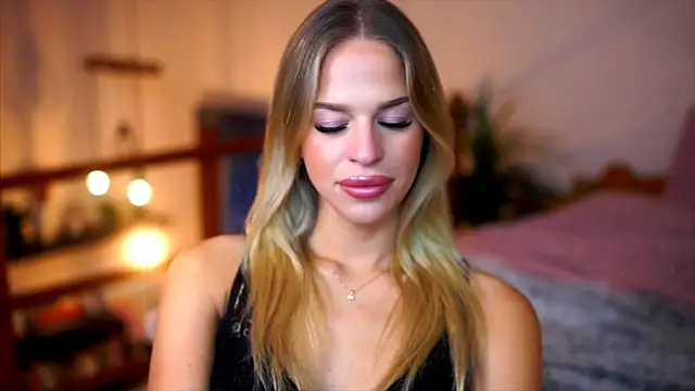 Snapshot of Emilyvanroessel chatting on 11-25-25, 03:23 Emilyvanroessel online show from 11-25-25, 03:23