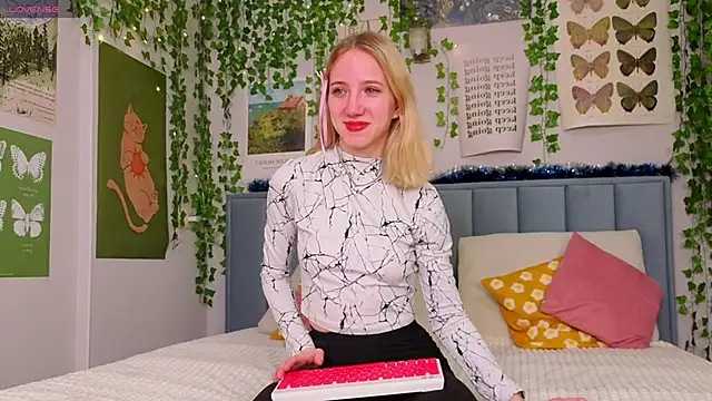 Snapshot of EmmaNovak chatting on 01-16-26, 12:31 EmmaNovak online show from 01-16-26, 12:31