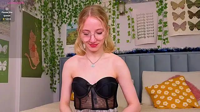 Snapshot of EmmaNovak chatting on 01-19-26, 12:09 EmmaNovak online show from 01-19-26, 12:09