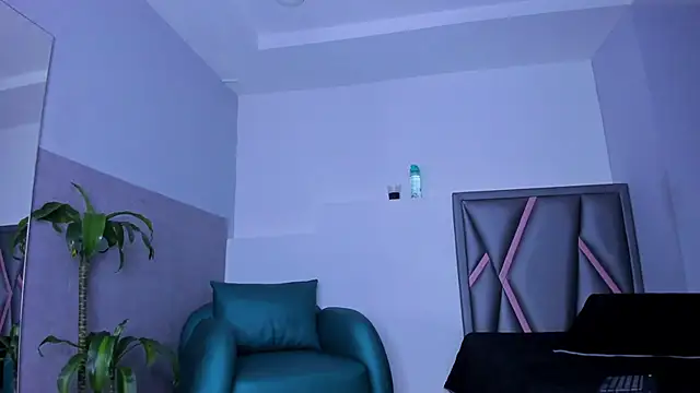 aurora tziu online show from 09-18-25, 04:03