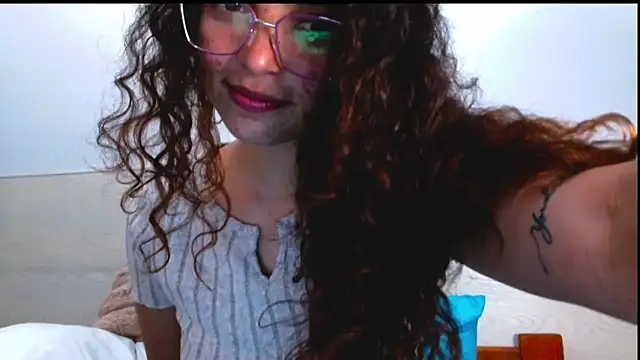 Snapshot of Ariagal chatting on 09-10-25, 12:10 Ariagal online show from 09-10-25, 12:10