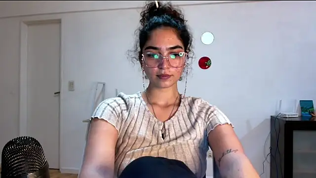 Snapshot of Ariagal chatting on 10-09-25, 08:51 Ariagal online show from 10-09-25, 08:51