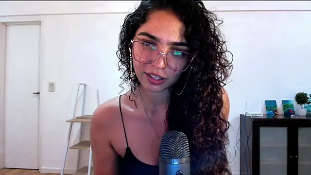 Snapshot of Ariagal chatting on 10-10-25, 09:36 Ariagal online show from 10-10-25, 09:36