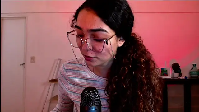 Snapshot of Ariagal chatting on 10-14-25, 11:49 Ariagal online show from 10-14-25, 11:49