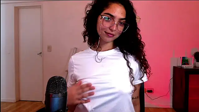 Snapshot of Ariagal chatting on 10-15-25, 10:54 Ariagal online show from 10-15-25, 10:54